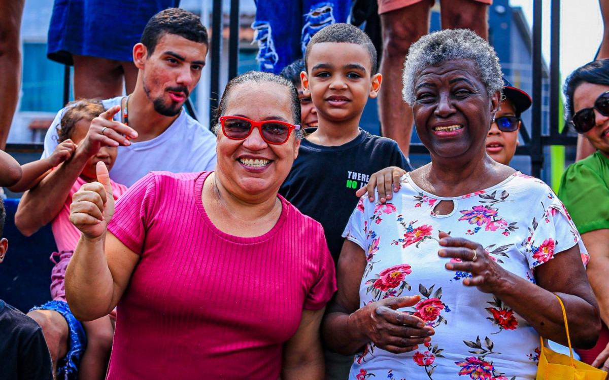 A moradora do Areia Branca, Elizabeth Rosa esteve presente com a amiga Jocimara Rodrigues (de rosa) e o neto Álvaro (de preto) para acompanhar o desfile cívico