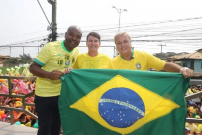 Caminhada de Alexandre Martins e Leandro da Rasa atrai multidão em Búzios
