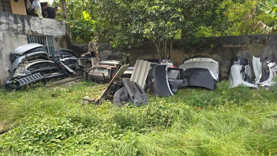 PM prende dois suspeitos em local de desmanche de veículos em Iguabinha