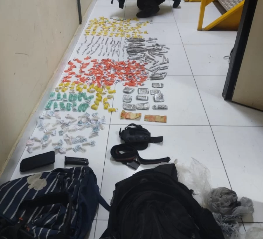 Dupla é presa e drogas apreendidas em ação de combate ao tráfico em Araruama