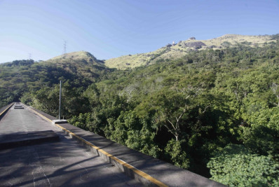 Bombeiros controlam focos de incêndio em área de mata na Zona Oeste