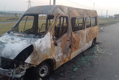 Van pega fogo e condutor passa mal com o susto em Resende