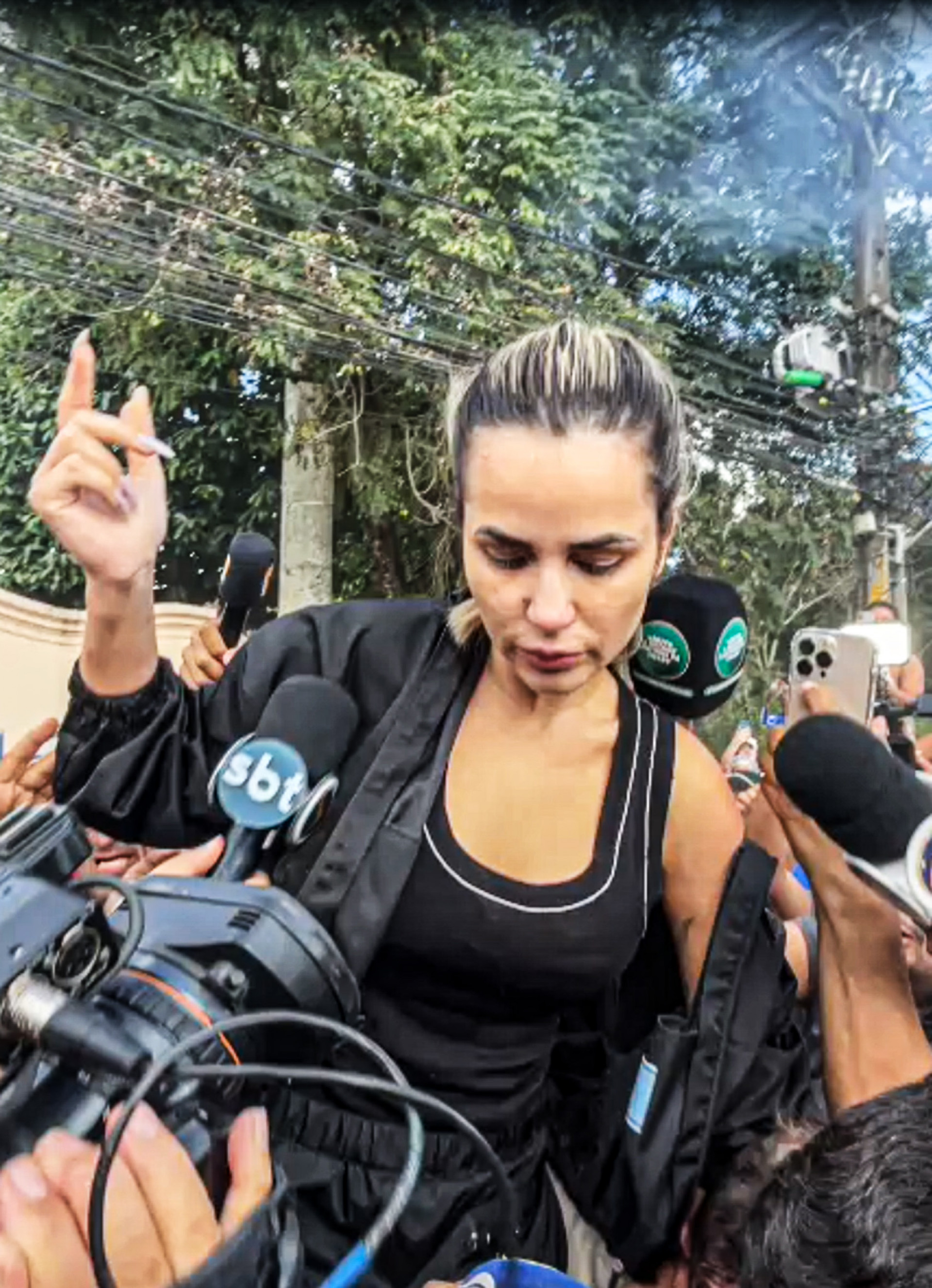 Deolane Bezerra deixa a pris&atilde;o
 - Genival / Agnews 