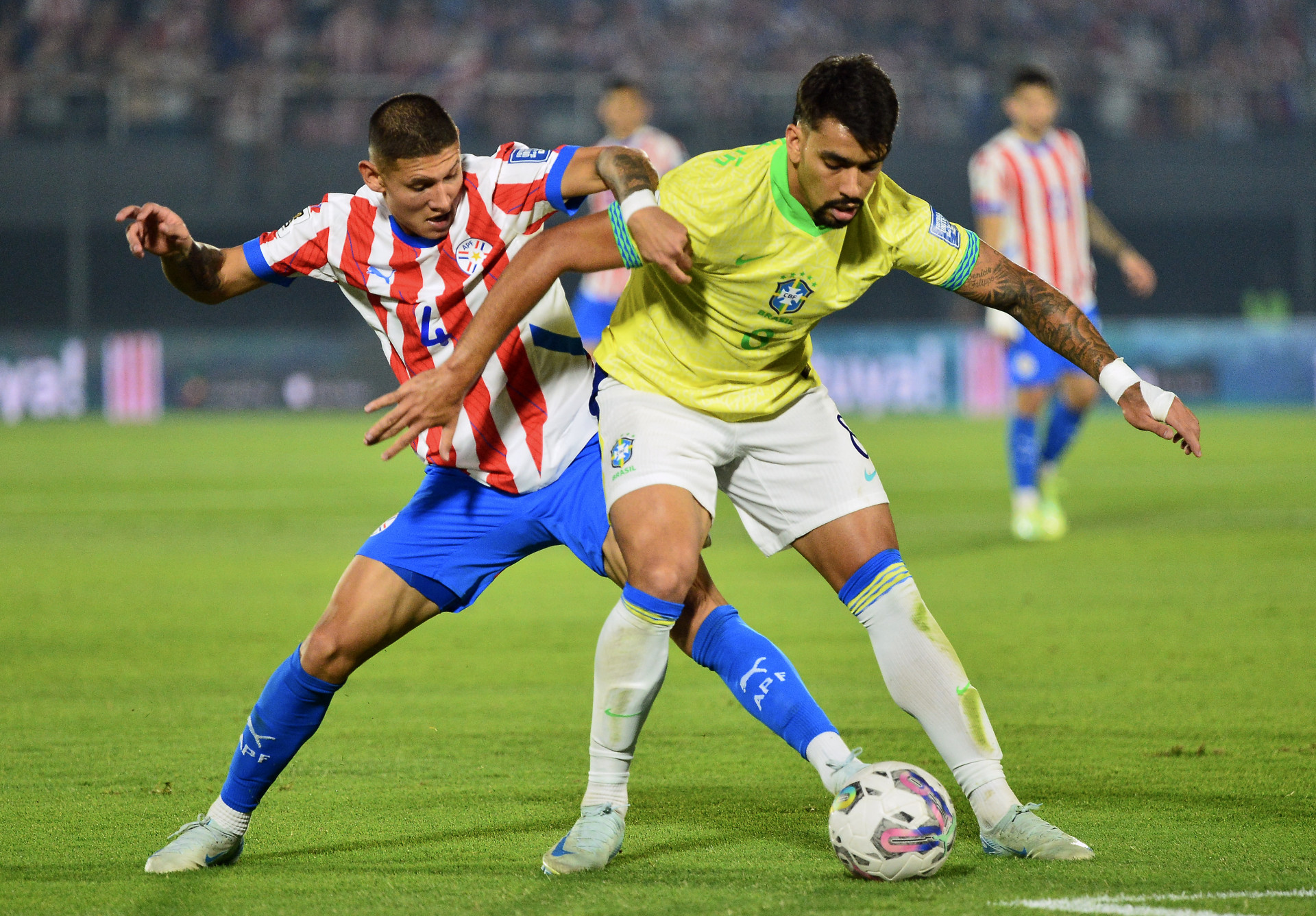 Lucas Paquet&aacute;, do Brasil, protege a bola no jogo contra o Paraguai - Daniel Duarte / AFP