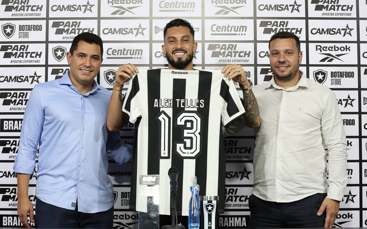 Pedro Martins, à esquerda, e Alessandro Brito, à direita na apresentação de Alex Telles