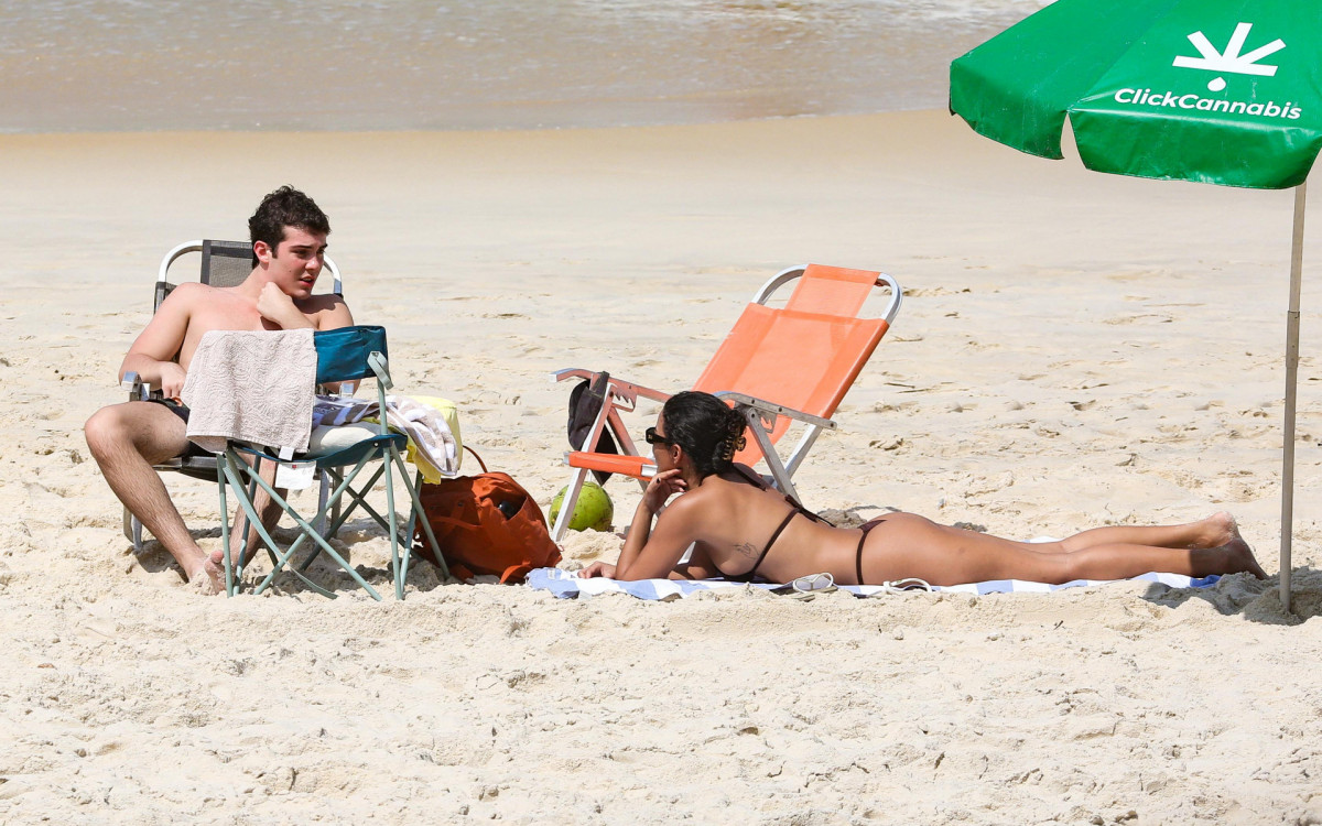 Bella Campos curte dia de praia com Caio Manhente