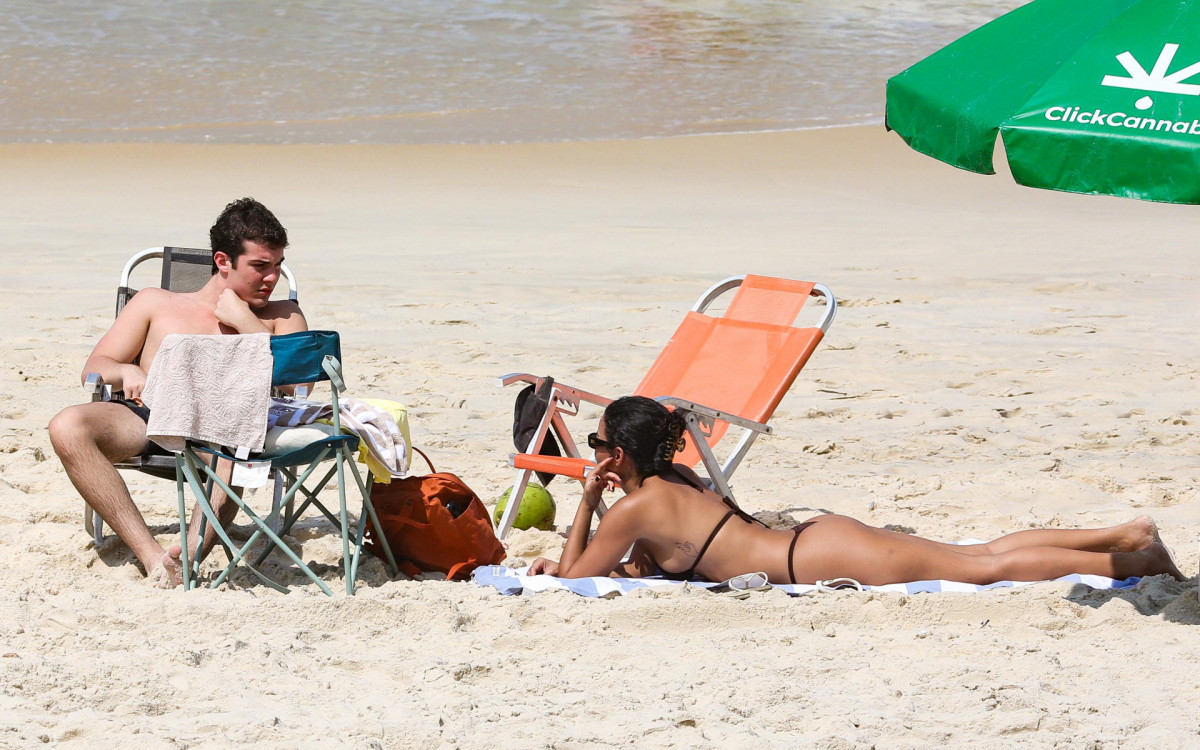 Bella Campos curte dia de praia com Caio Manhente
