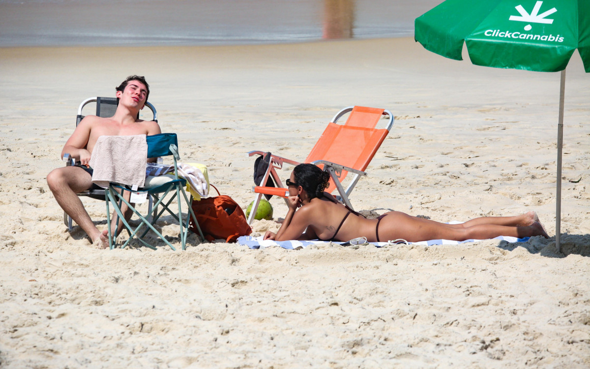 Bella Campos curte dia de praia com Caio Manhente