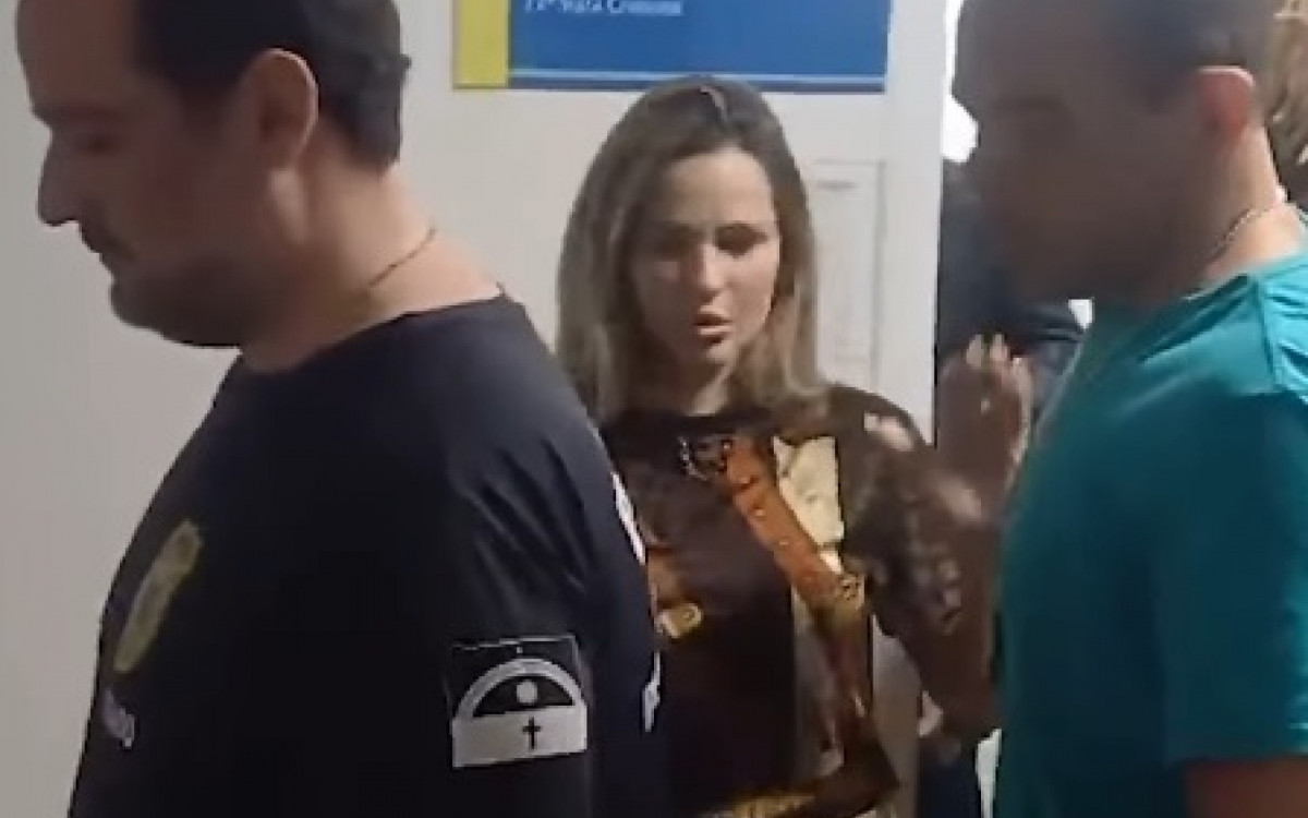 Deolane - reprodução de vídeo