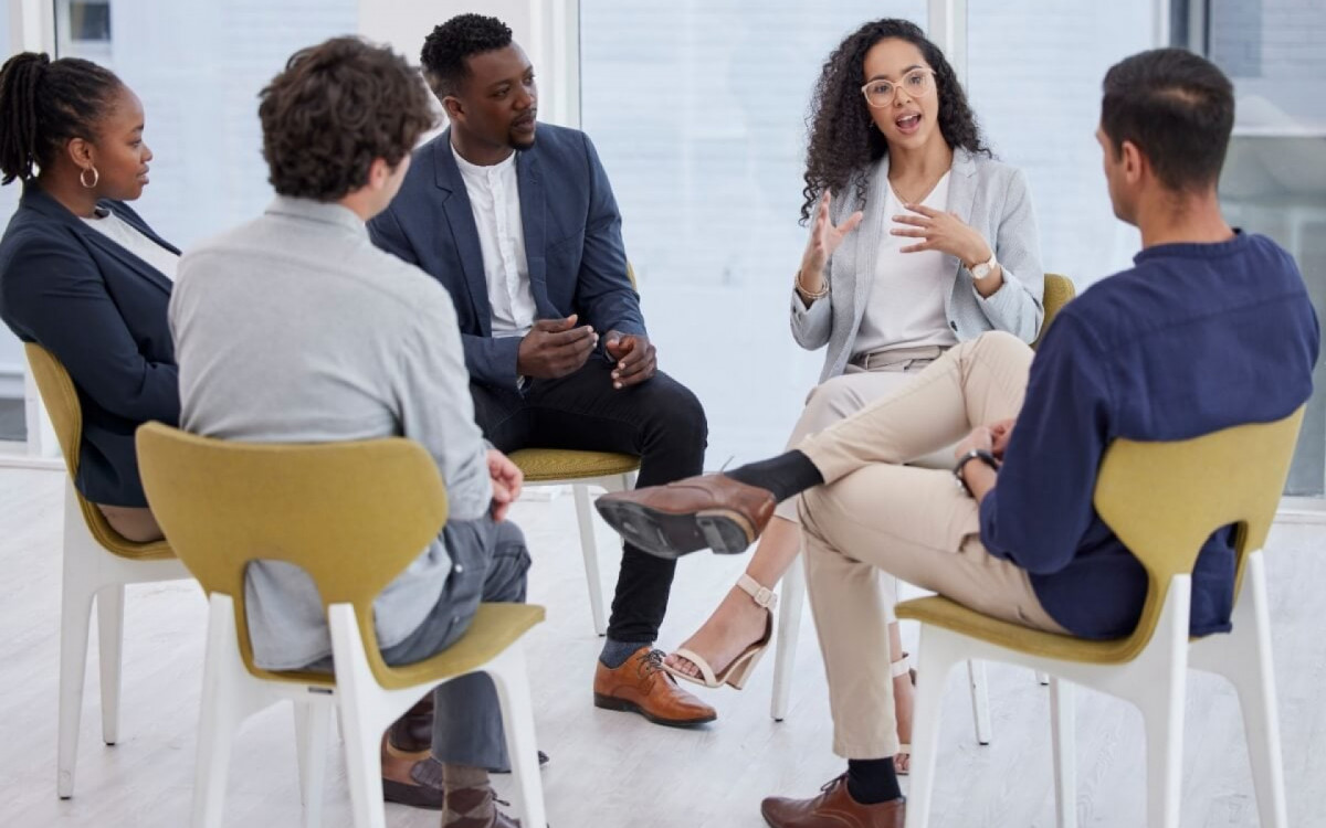 As empresas devem prezar o bem-estar dos colaboradores, incentivando a discuss&atilde;o sobre sa&uacute;de mental (Imagem: PeopleImages.com - Yuri A | Shutterstock)