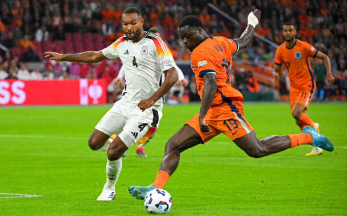 Netherlands' midfielder #10 Joshua Zirkzee (R) fights for the ball with Germany's defender #4 Jonathan Tah during the UEFA Nations League football match between Netherlands and Germany at the Johan Cruyff Arena in Amsterdam, on September 10, 2024. (Photo by NICOLAS TUCAT / AFP)