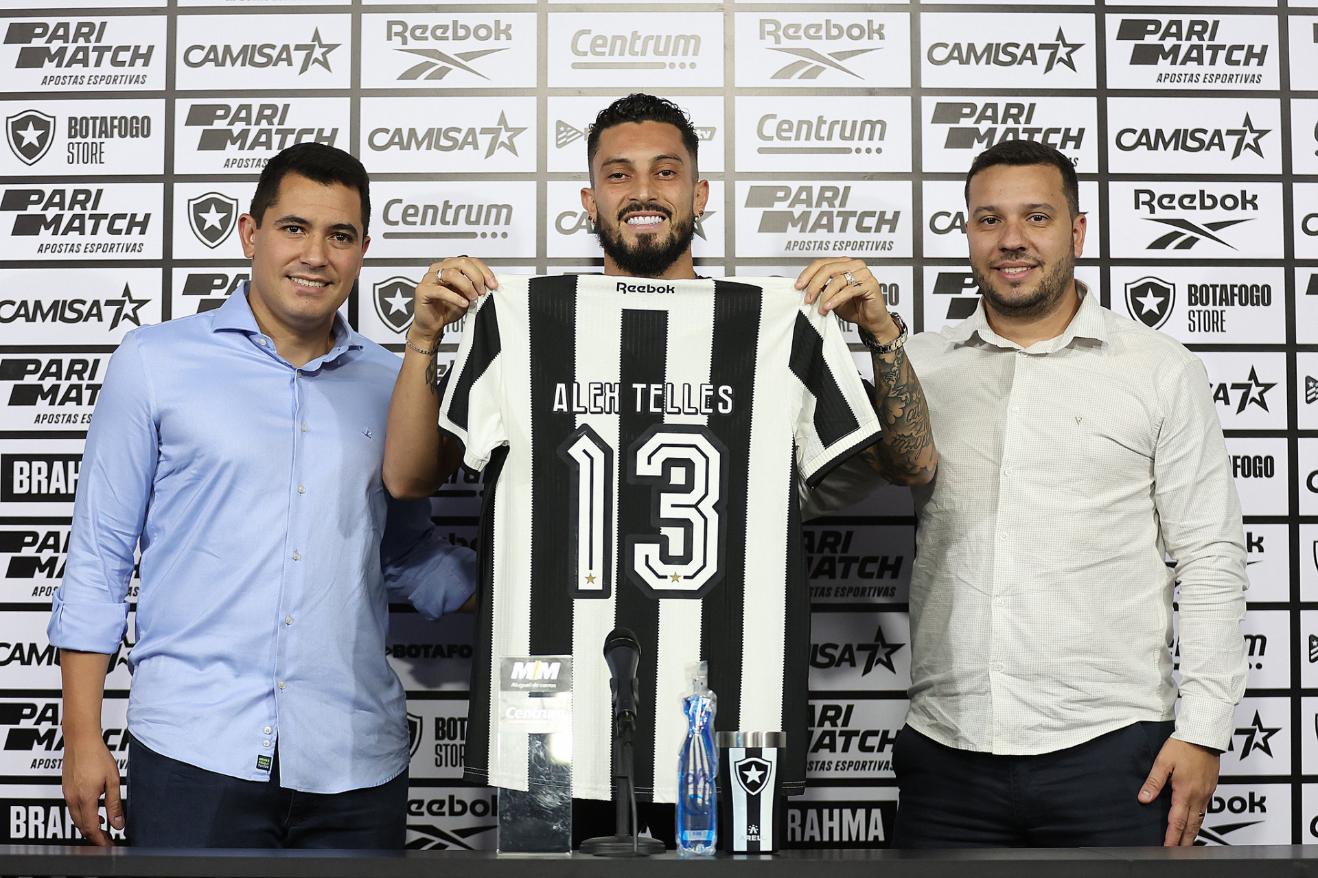 Pedro Martins, à esquerda, e Alessandro Brito, à direita na apresentação de Alex Telles - Vítor Silva/Botafogo