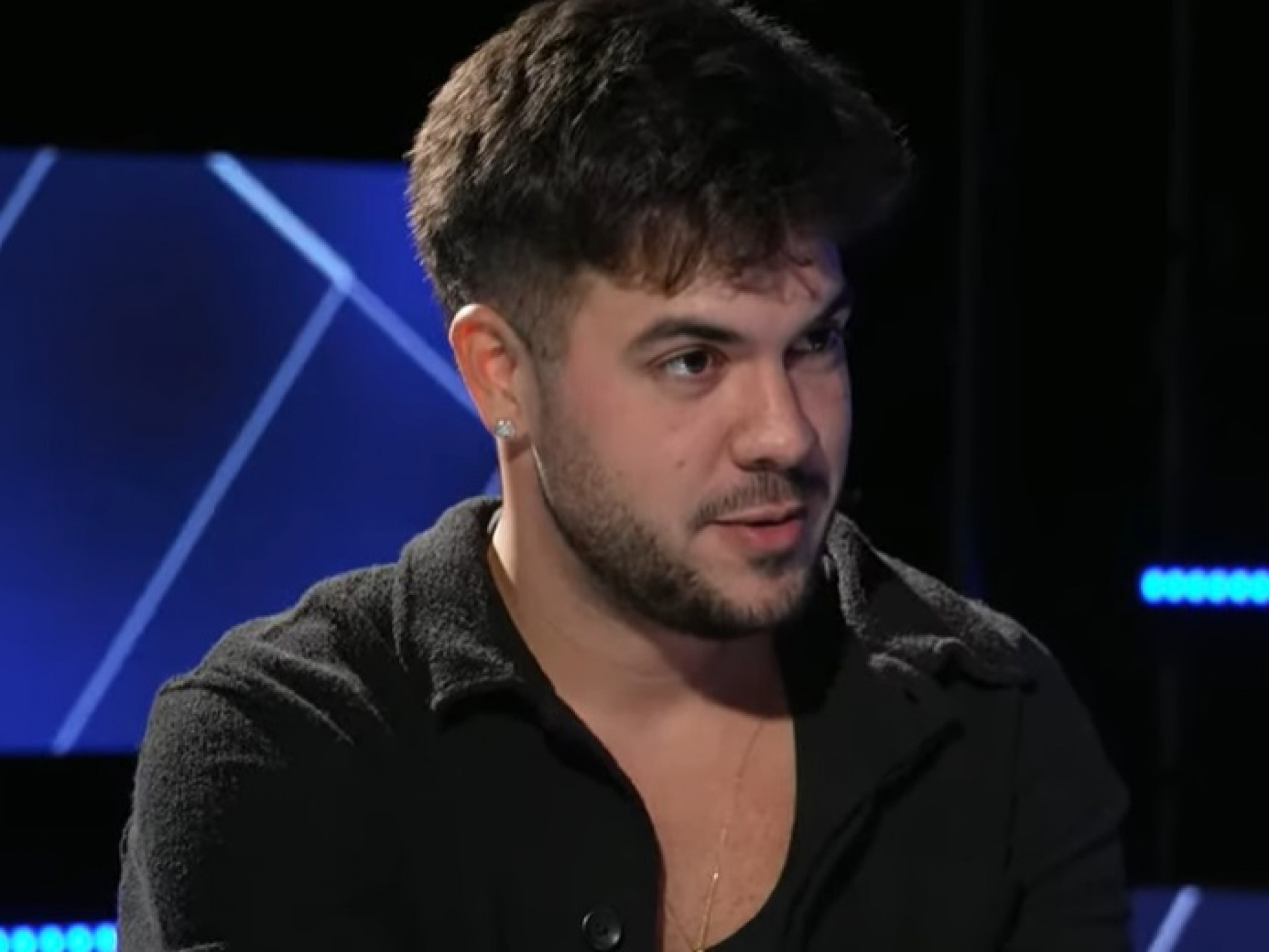 Álvaro durante o 'De Frente com Blogueirinha' - Reprodução de vídeo