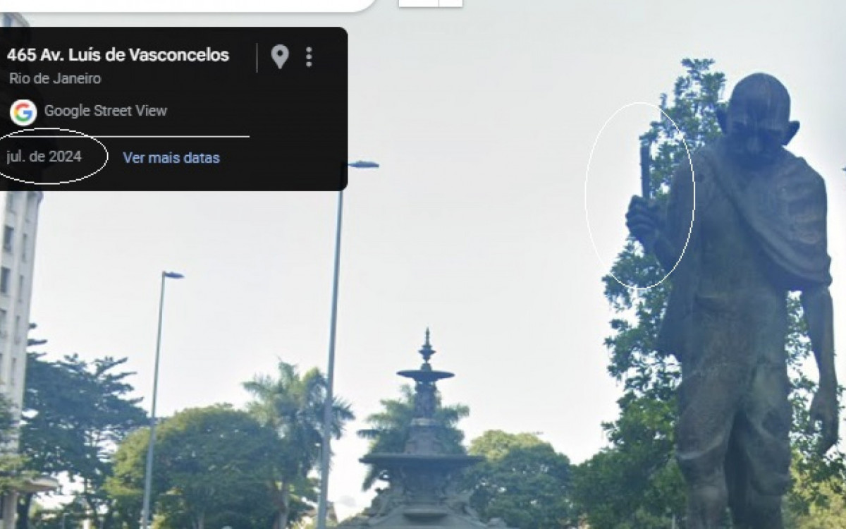 Em julho de 2024, imagem da estátua em plataforma já aparecia com cajado furtado
