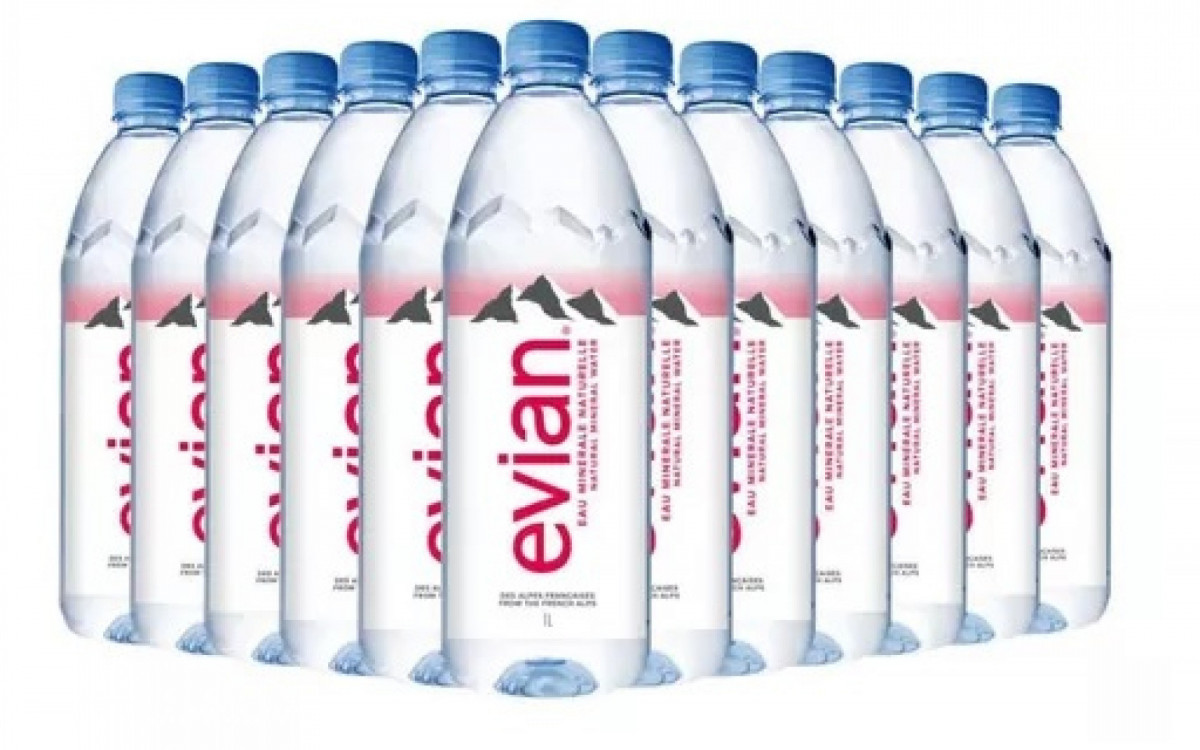 O relatório também aponta alguns dos pedidos de serviço de quarto mais bizarros feitos pelos hóspedes. Em um deles, um casal pediu uma banheira cheia de água mineral Evian, uma marca francesa considerada a mais cara do mundo para o banho de uma criança.
