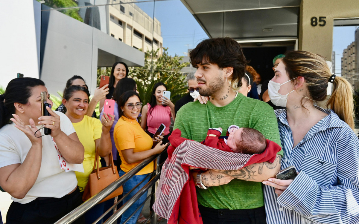 Virginia deixa a maternidade com o filho José Leonardo no colo de Zé Felipe - Cristiano Borges/Ag.News