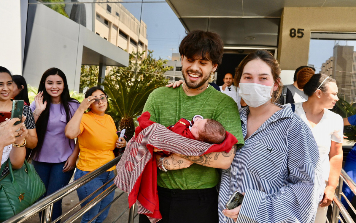 Virginia deixa a maternidade com o filho José Leonardo no colo de Zé Felipe - Cristiano Borges/Ag.News