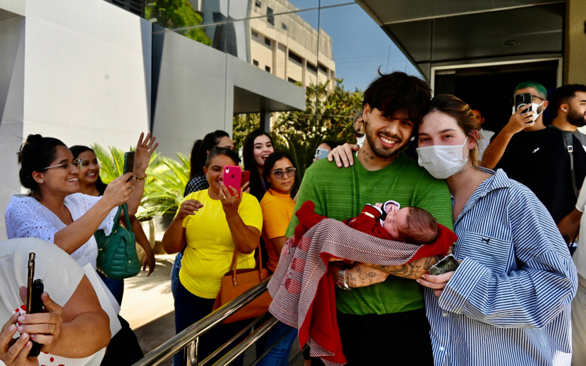 Virginia deixa a maternidade com o filho José Leonardo no colo de Zé Felipe - Cristiano Borges/Ag.News