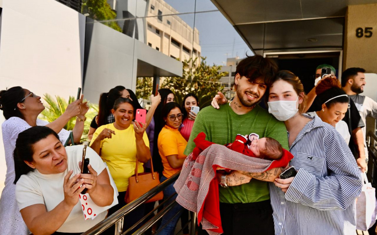 Virginia deixa a maternidade com o filho José Leonardo no colo de Zé Felipe - Cristiano Borges/Ag.News