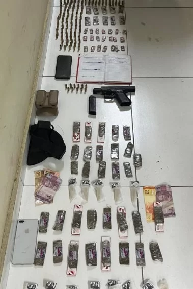 Criminosos são presos em flagrante por tráfico de drogas e porte ilegal de arma de fogo no distrito de São Vicente
