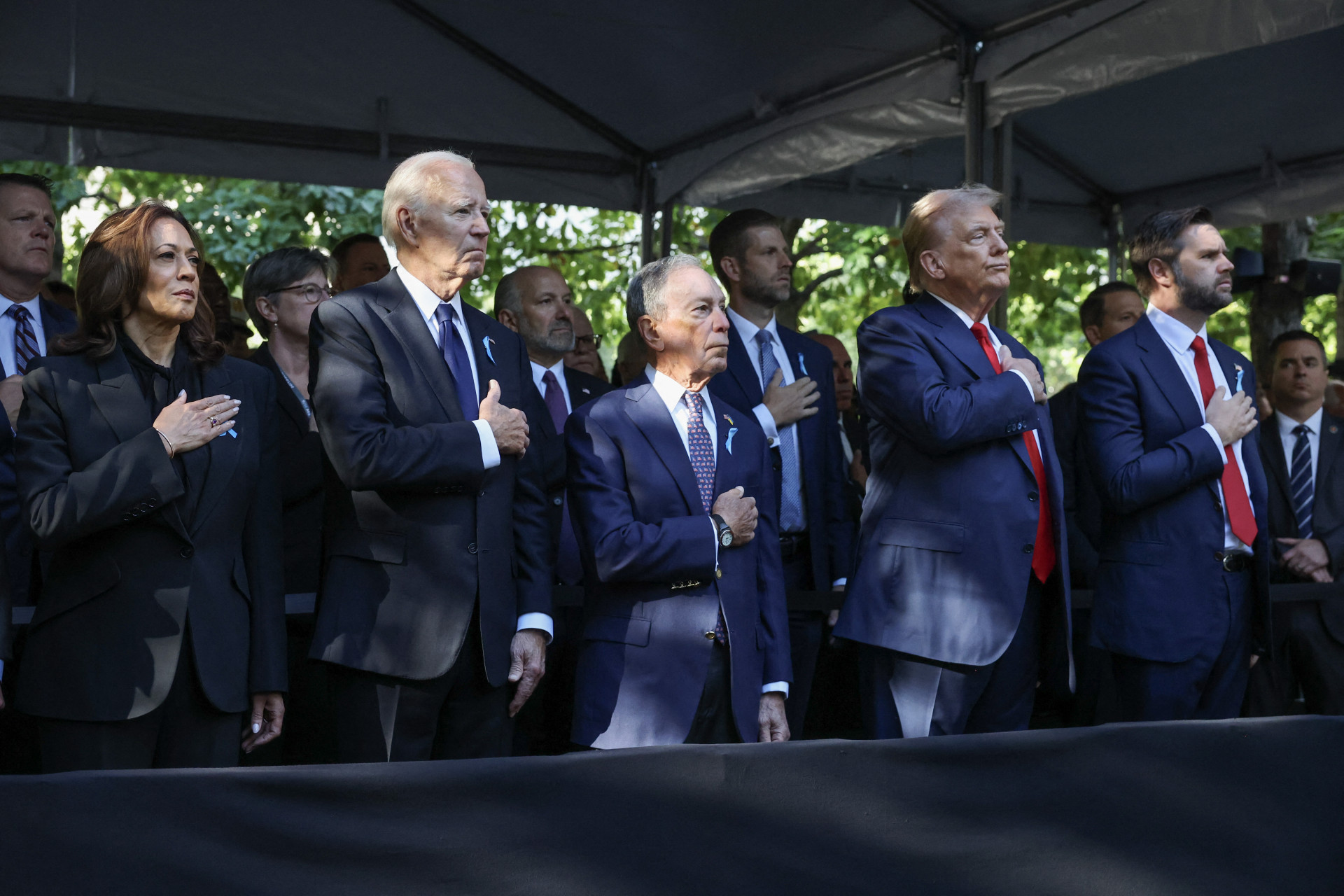 No centro, Michael Bloomberg, ex-prefeito de Nova Iorque - Michael M. Santiago / GETTY IMAGES NORTH AMERICA / Getty Images via AFP