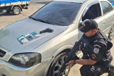 PM prende três suspeitos com réplica de pistola e carro adulterado em Belford Roxo