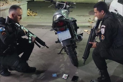 Criminoso com três anotações criminais é preso pela PM com celulares e moto roubada em Belford Roxo
