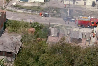 Focos de incêndio atingem regiões de mata no Morro dos Macacos