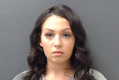 Professora acusada de usar calças sexy admite ter feito sexo com aluno