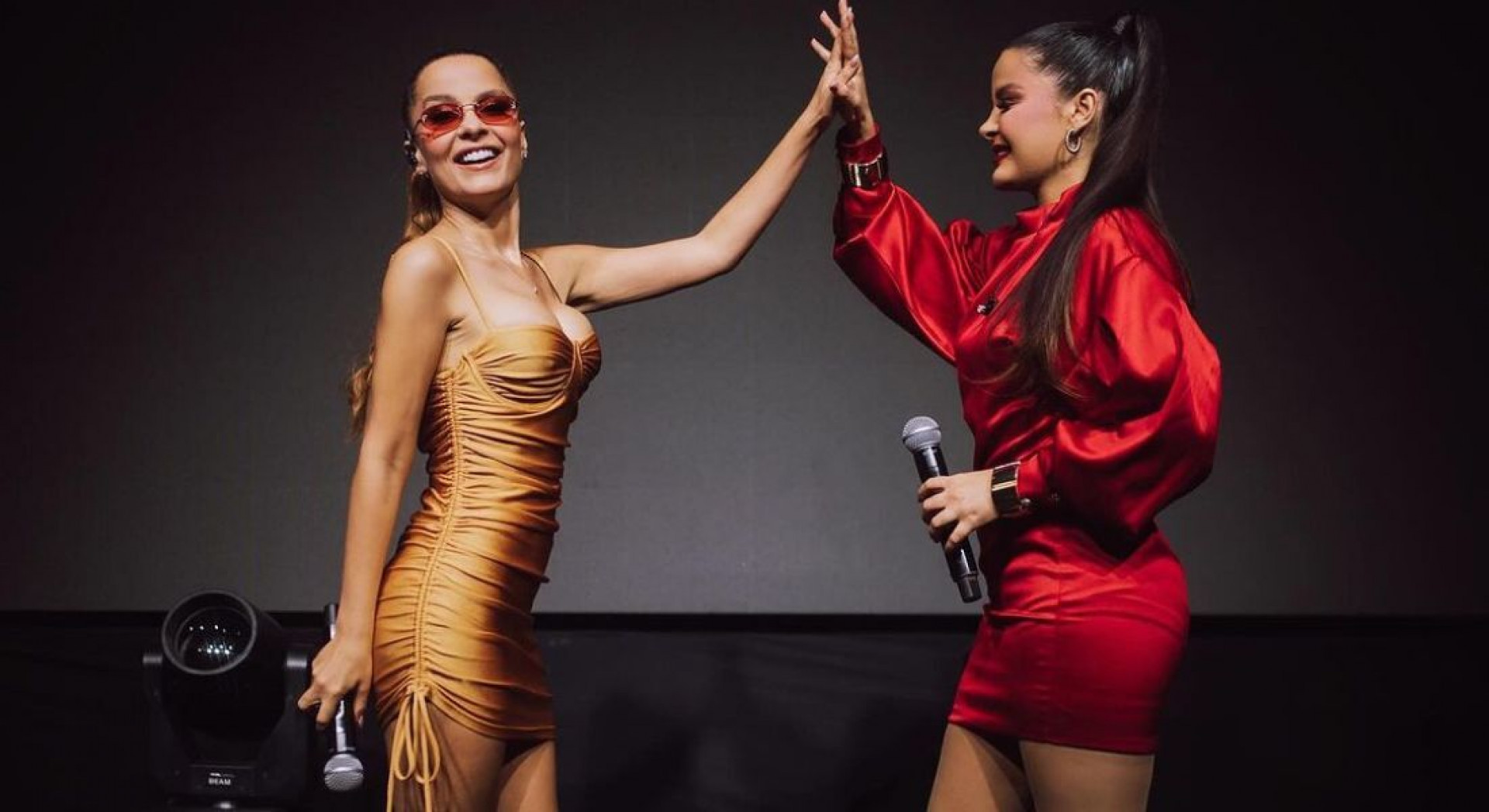 As gêmeas Maiara e Maraísa sobem ao palco, levando o público ao delírio com seu sertanejo empolgante - Foto: Ilustração