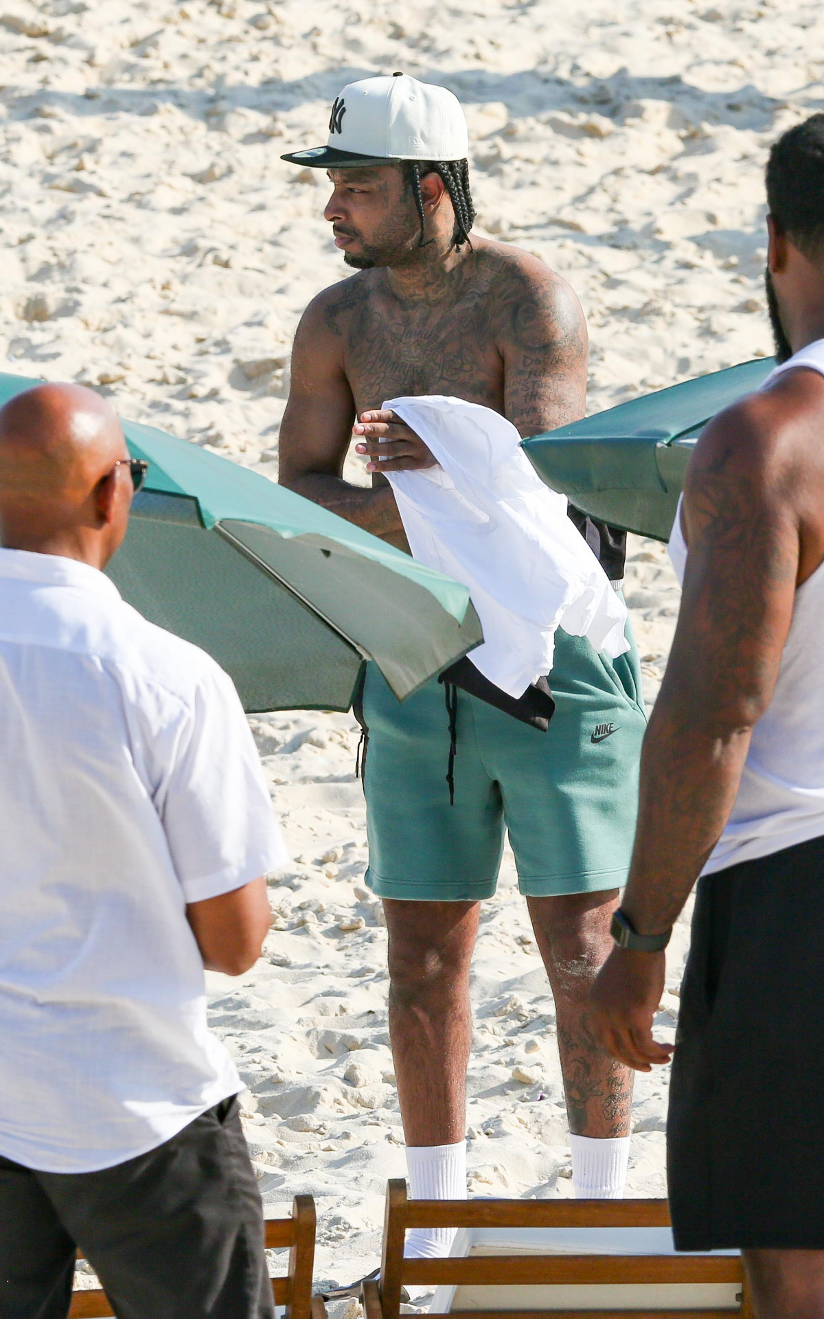 Rapper 21 Savage curte praia em Ipanema e causa alvoroço 