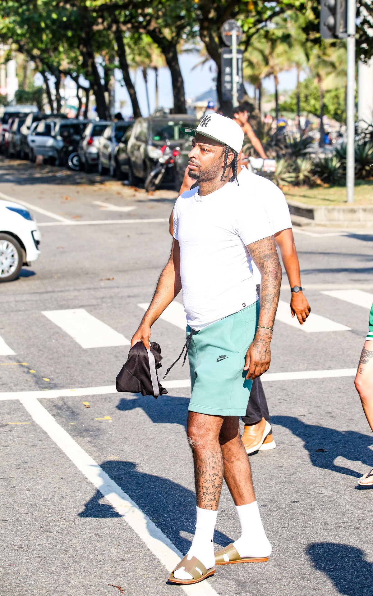 Rapper 21 Savage curte praia em Ipanema e causa alvoroço 