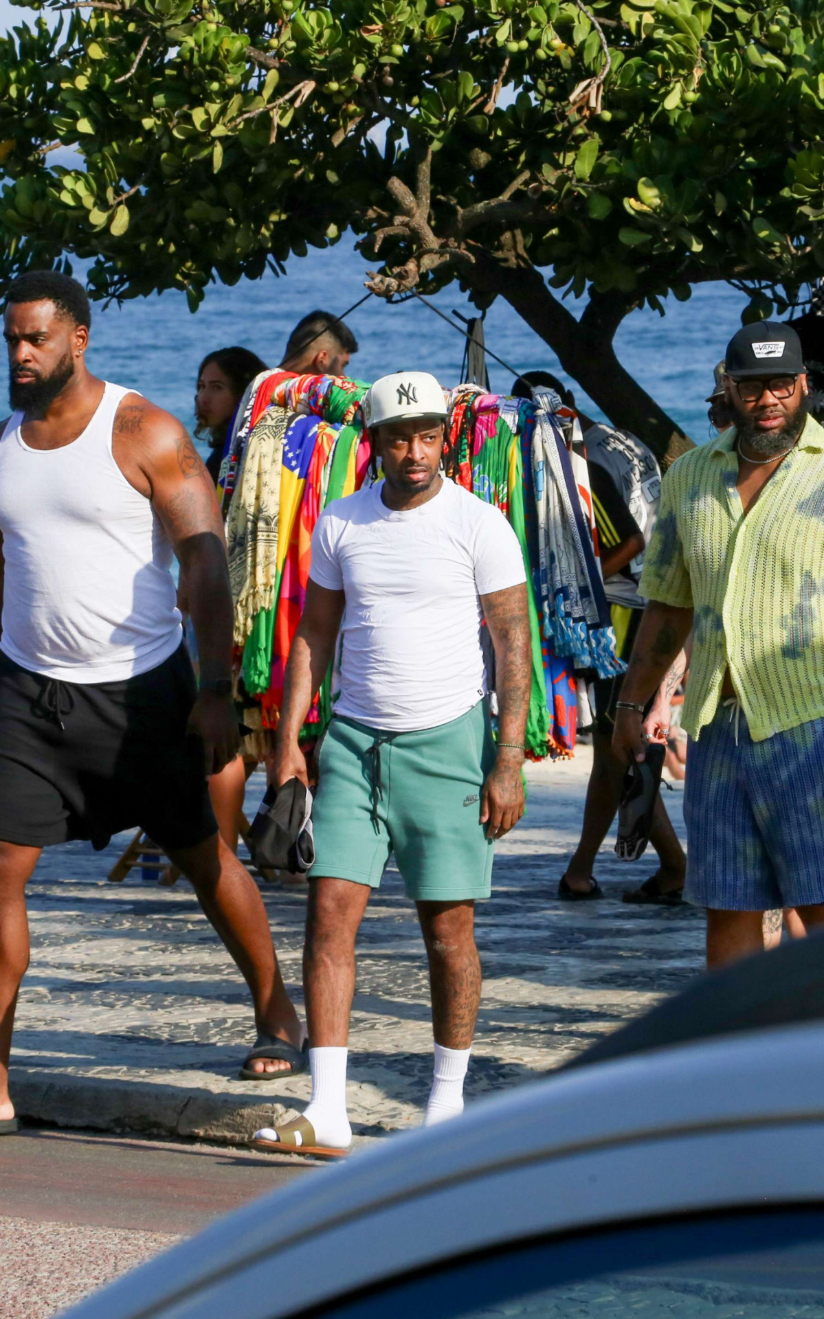Rapper 21 Savage curte praia em Ipanema e causa alvoroço 