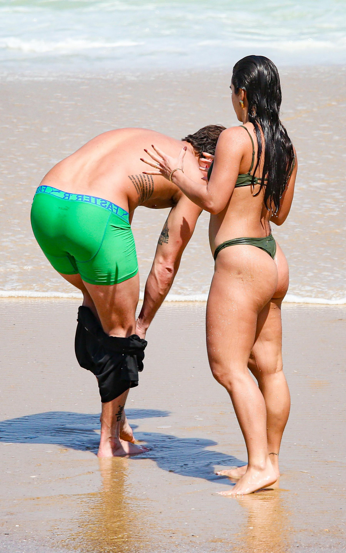 Mari Saad e Romulo Arantes Neto se refrescam na praia de São Conrado - Dilson Silva/Ag.news