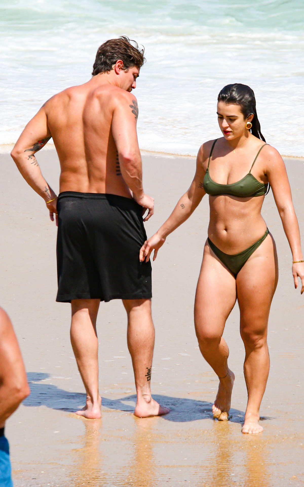 Mari Saad e Romulo Arantes Neto se refrescam na praia de São Conrado - Dilson Silva/Ag.news