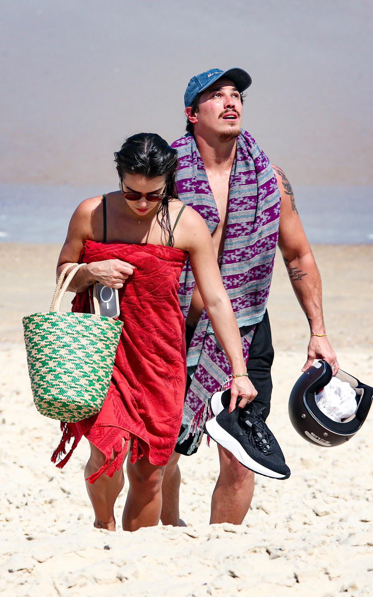 Mari Saad e Romulo Arantes Neto deixam a praia de São Conrado - Dilson Silva/Ag.news