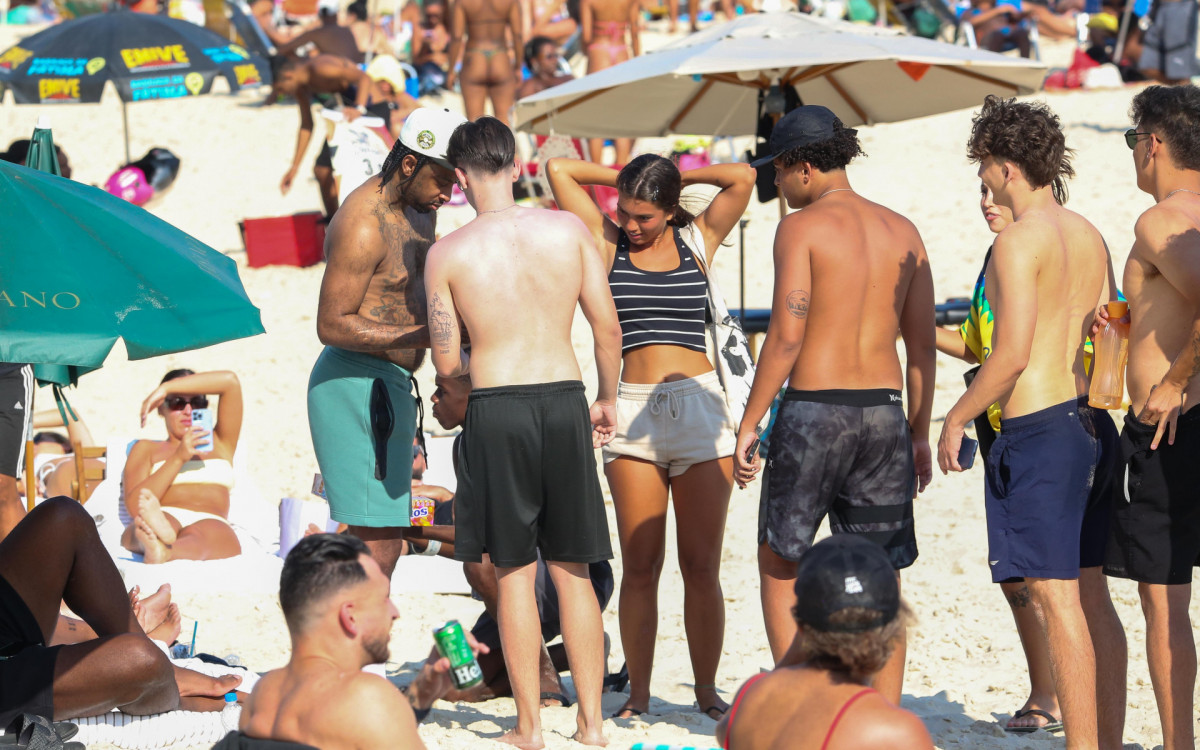Rapper 21 Savage curte praia em Ipanema e causa alvoroço 