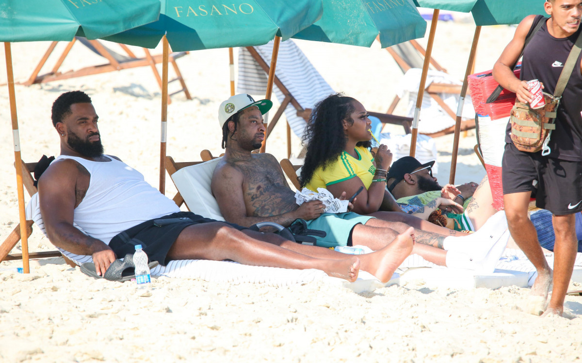 Rapper 21 Savage curte praia em Ipanema e causa alvoroço 