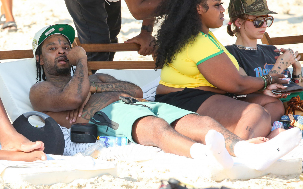 Rapper 21 Savage curte praia em Ipanema e causa alvoroço 
