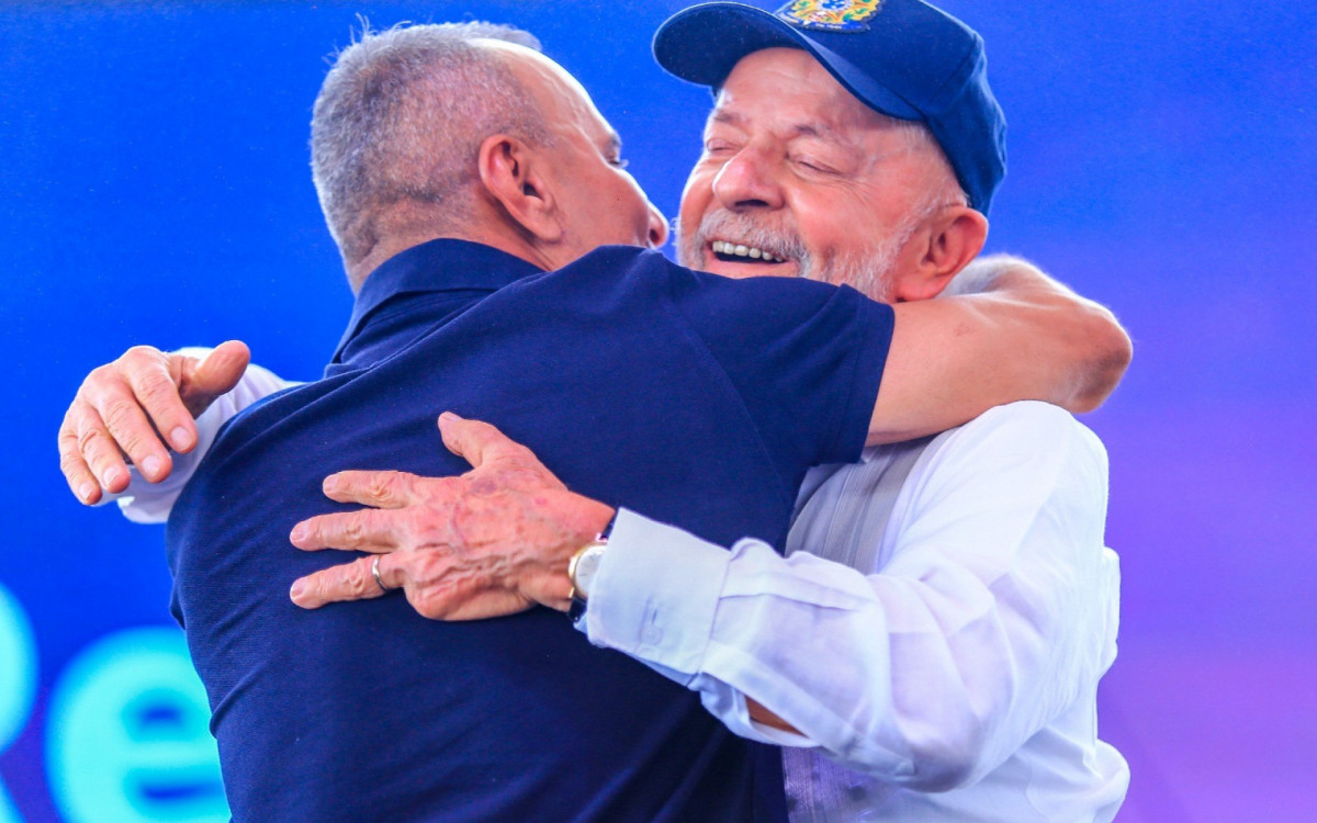 Lula deu um abraço no prefeito Waguinho e destacou a administração do prefeito