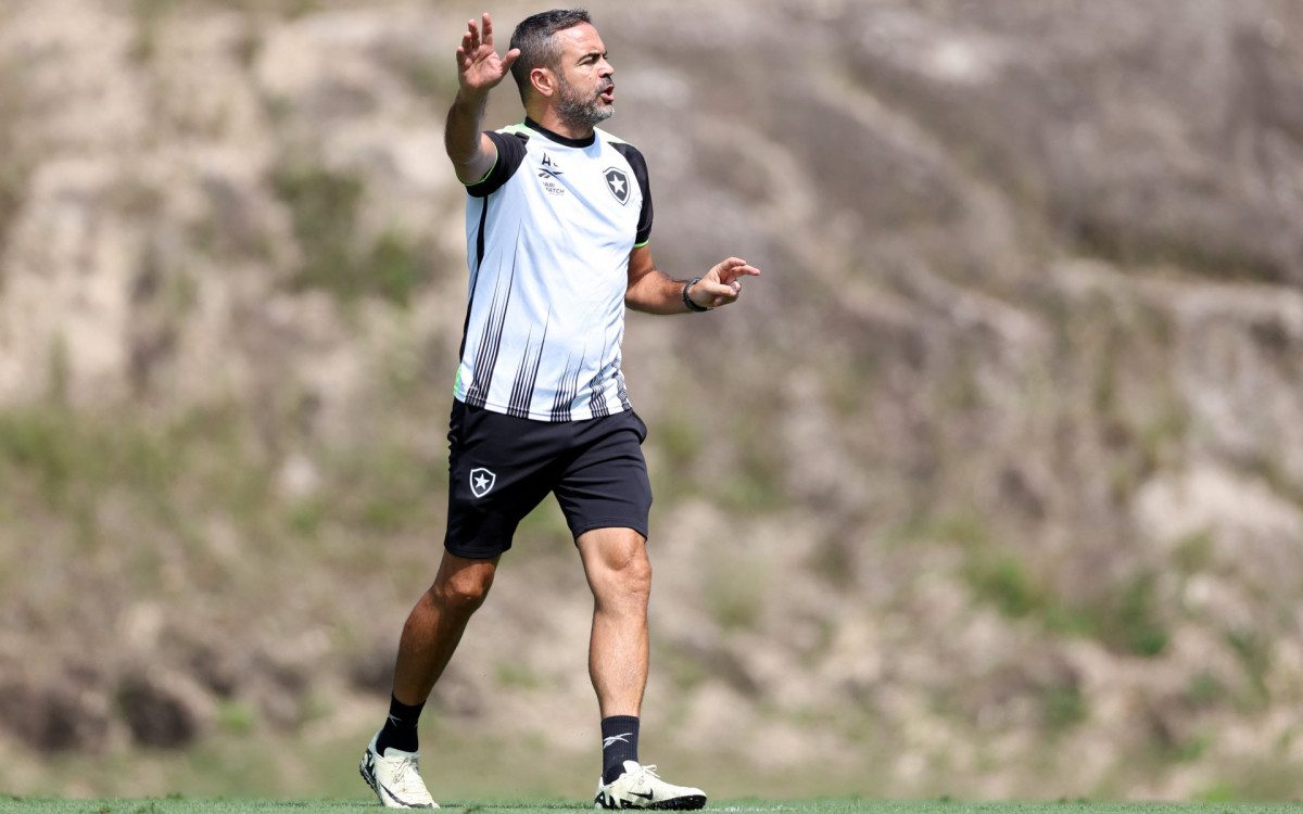 Artur Jorge em ação durante treino do Botafogo nesta semana - Vítor Silva / Botafogo