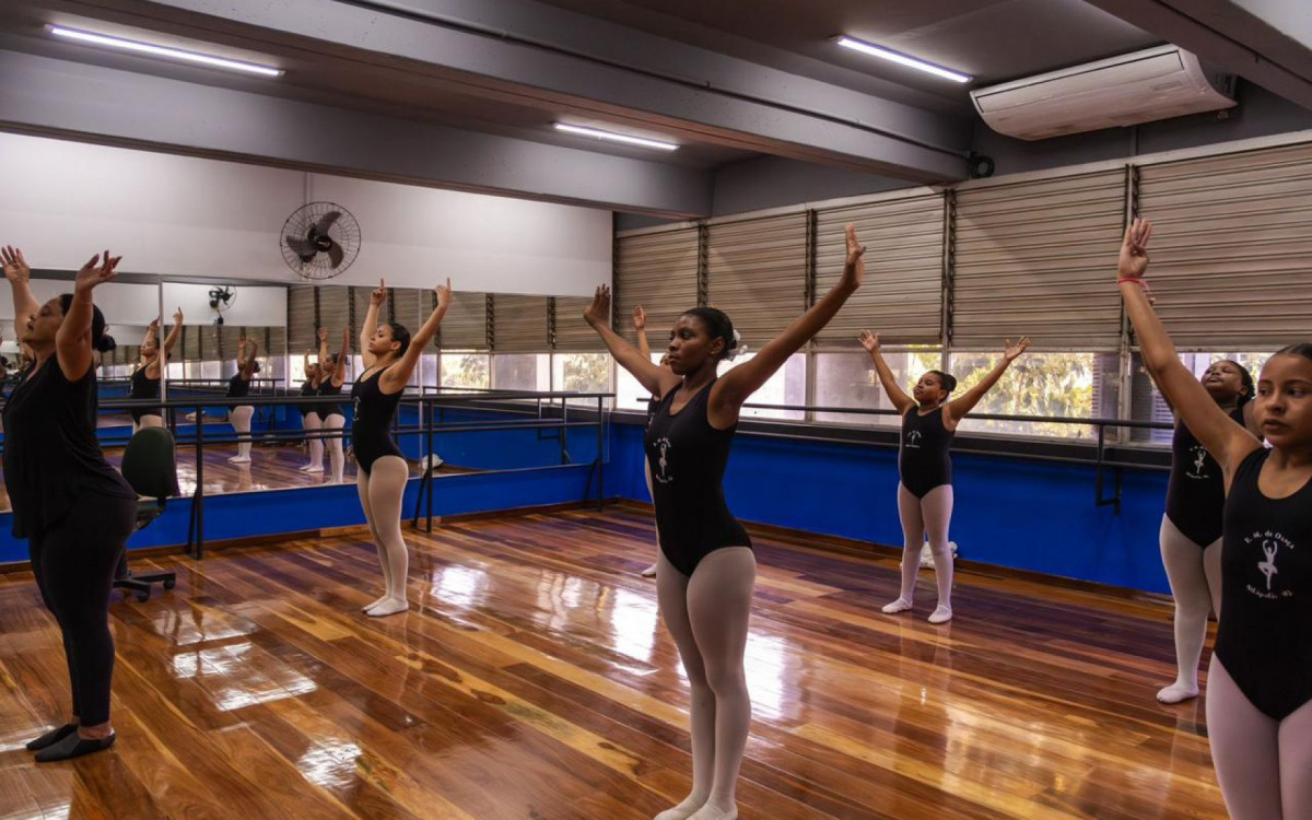 Alunas das turmas de balé clássico nas novas instalações da Escola Municipal de Dança José Carlos de Oliveira Silva - Giulia Nascimento / PMN