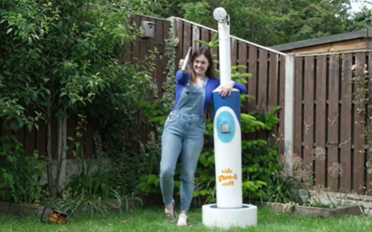 Os britânicos Ruth Amos e Shawn Brown construíram a maior escova de dentes elétrica do mundo, medindo 1,98m de altura