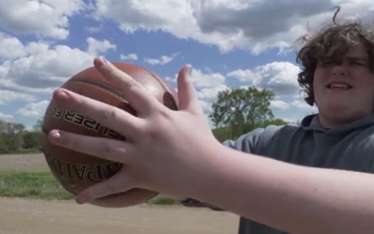 Eric Kilburn Jr., de apenas 16, quebrou dois recordes: maiores mãos de um adolescente, com 23,1cm, e maiores pés de adolescente, com 34,29cm, o equivalente ao número 54 no Brasil
