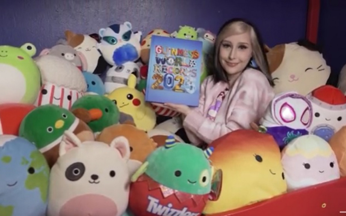 A americana Sabrina Dausman, 27 anos, tema uma coleção de 1.528 Squishmallows, uma espécie de pelúcia mais fina e curta