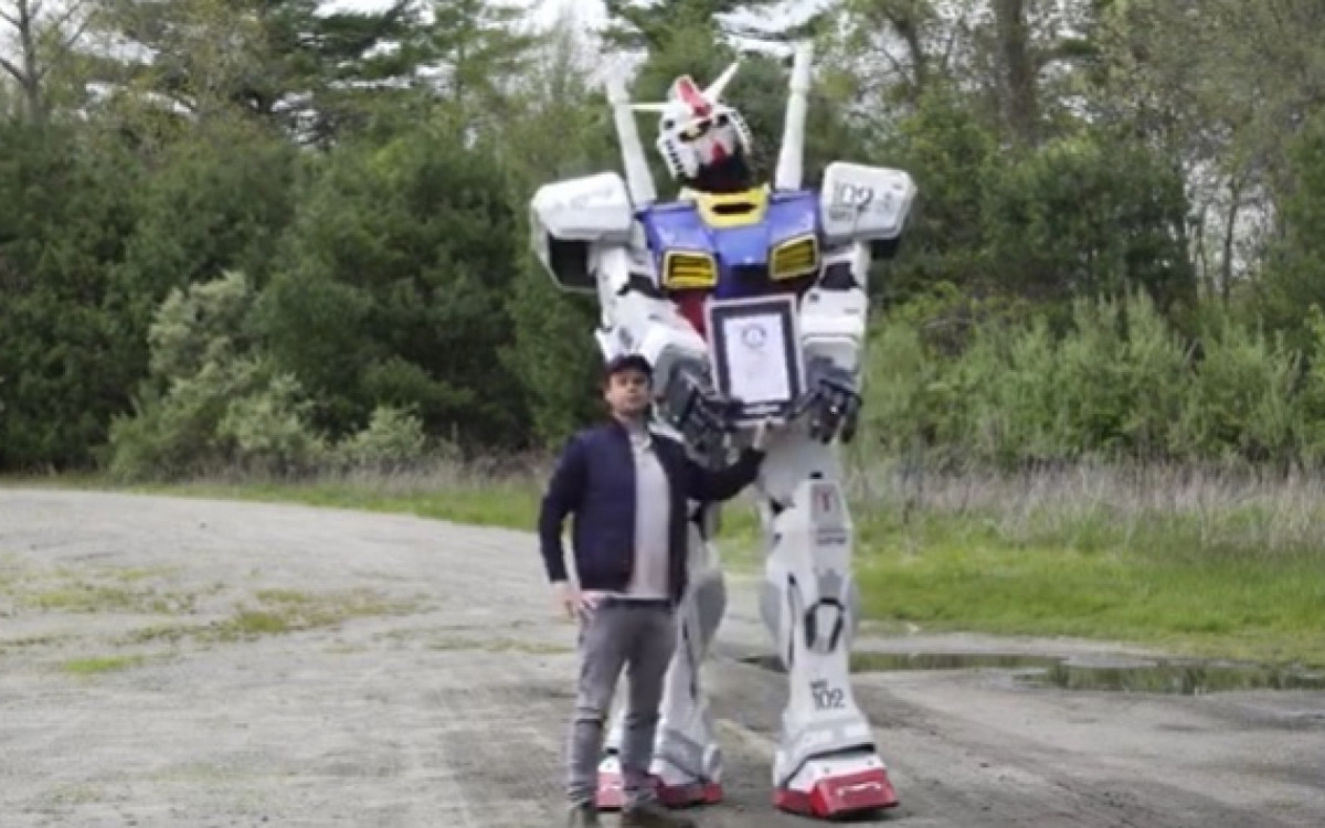 O americano Thomas DePetrillo, fã de cosplay, estabeleceu vários recordes, incluindo o de Transformer mais alto, com 3 metros de altura.
