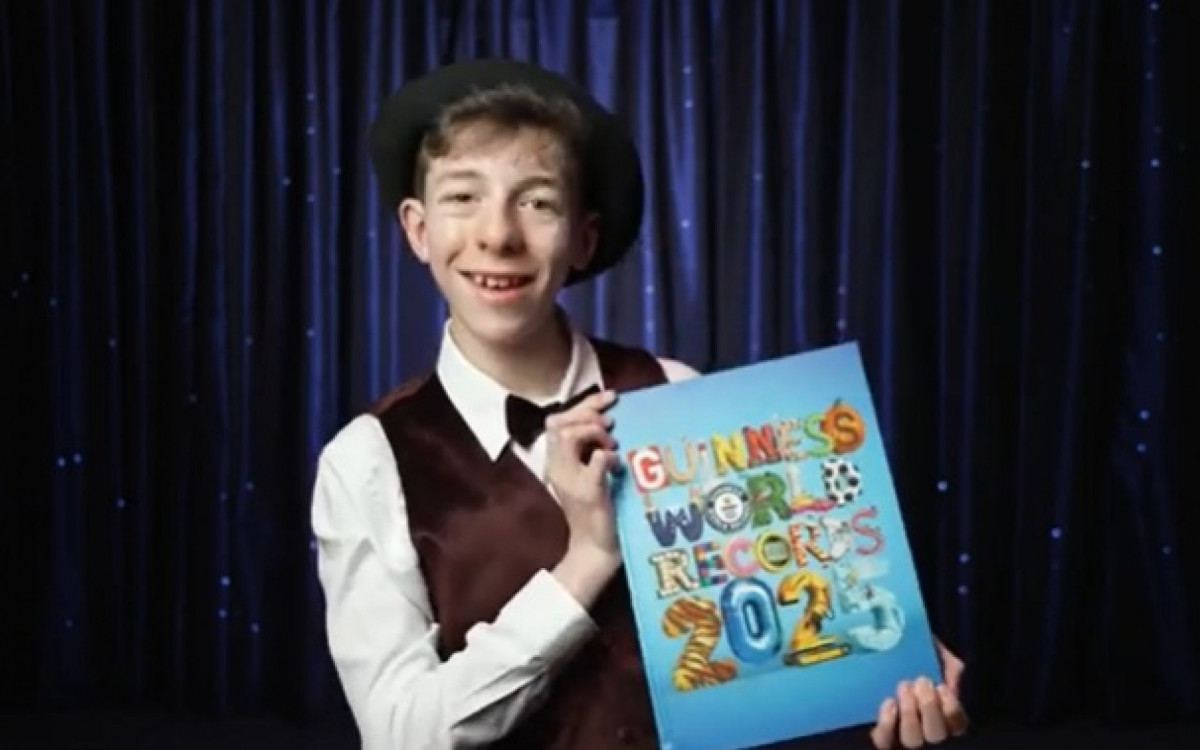 O irlandês Cillian O\'Connor, de 15 anos, quebrou o recorde de maior número de truques de mágica realizados em um minuto (categoria para menores de 16 anos), com 28.