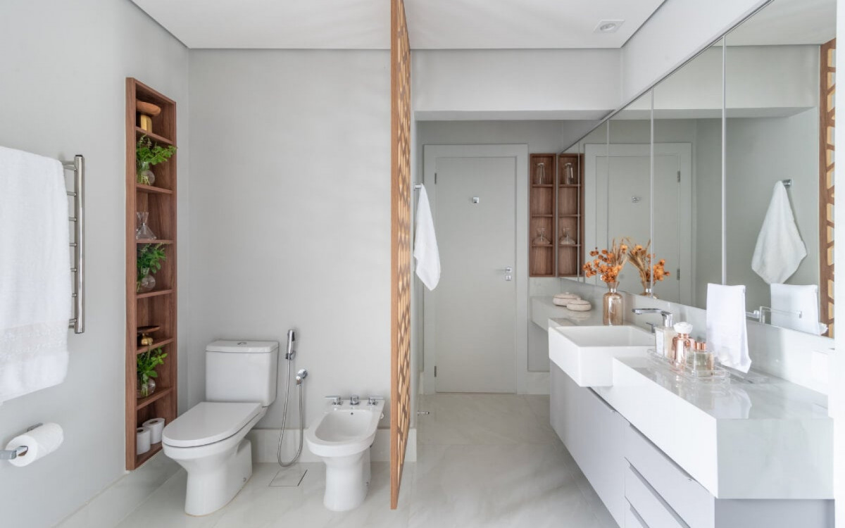 O  bid&ecirc; e a ducha higi&ecirc;nica oferecem diferentes benef&iacute;cios no banheiro (Projeto: Isabella Nalon Arquitetura | Imagem: Julia Herman)