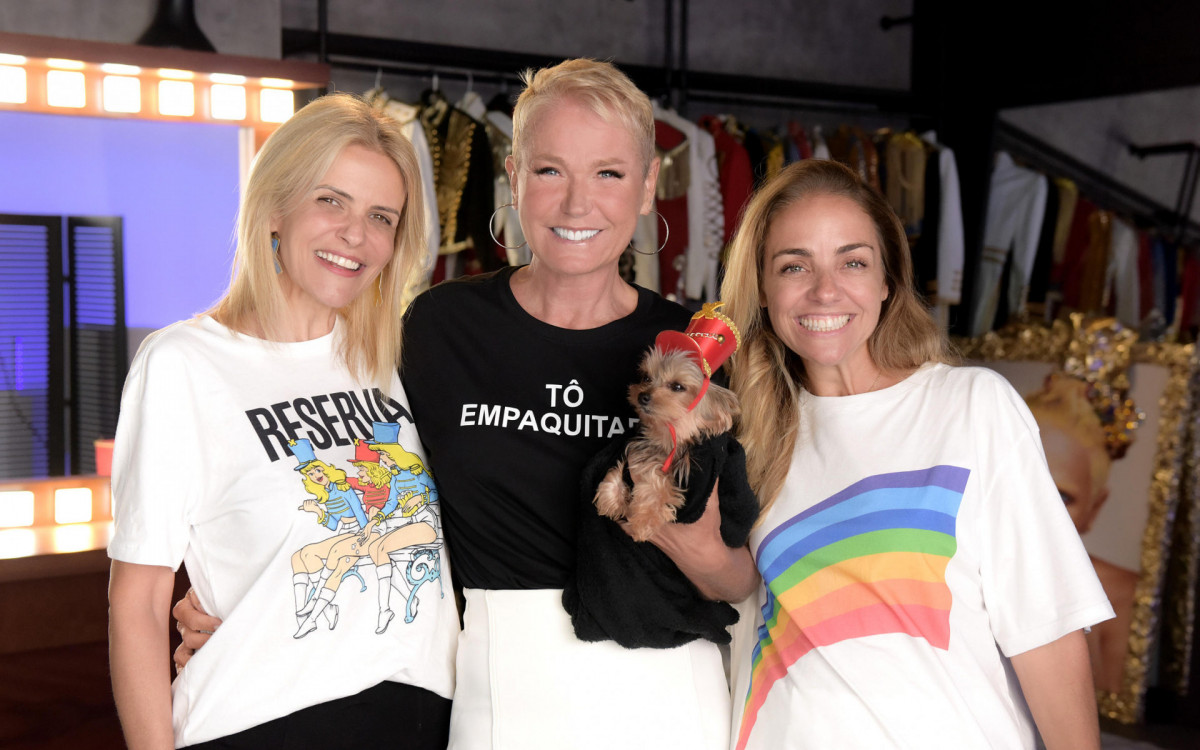 As idealizadoras do projeto Tatiana Maranhão (E) e Ana Paula Guimarães (D) posam ao lado de Xuxa; obra ainda reúne paquitas de outros países, como Chile e Argentina - Blad Meneghel