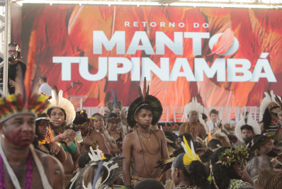 Devolução de manto sagrado marca 'nova história' para indígenas, diz Lula